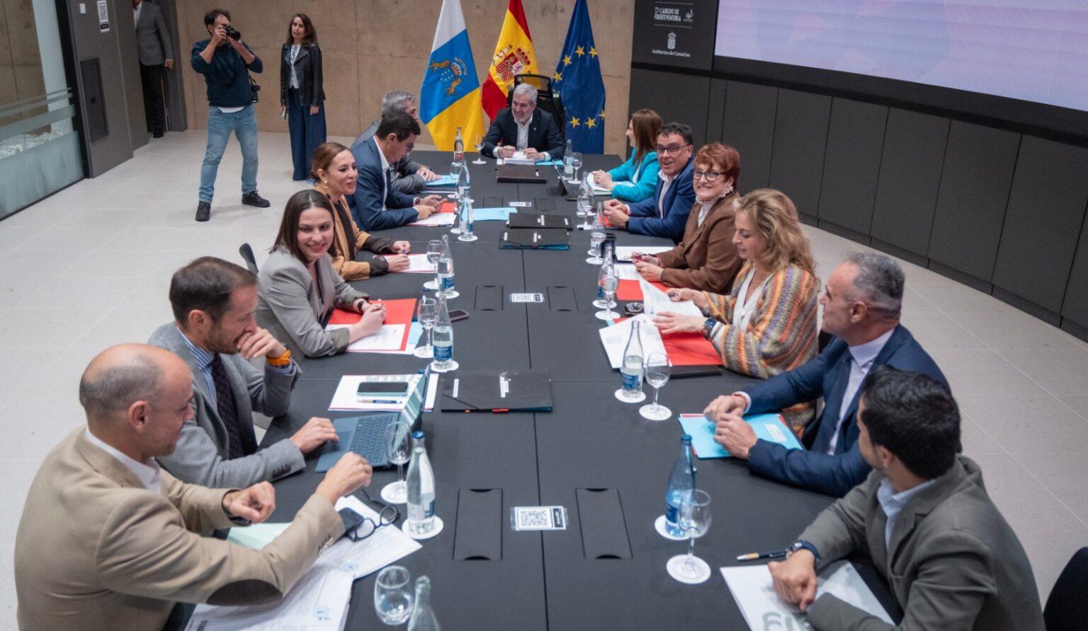 El Gobierno de Clavijo aprueba el decreto ley de medidas fiscales y ...